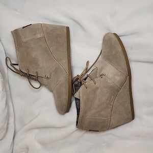 Tom's Wedge suede ankle boots size 7 tan